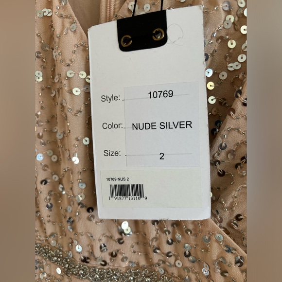 10769 Mac Duggal Nude Silver Sequin Gown Dress Beaded Flowers On Bottom Size 2 - Picture 6 of 11